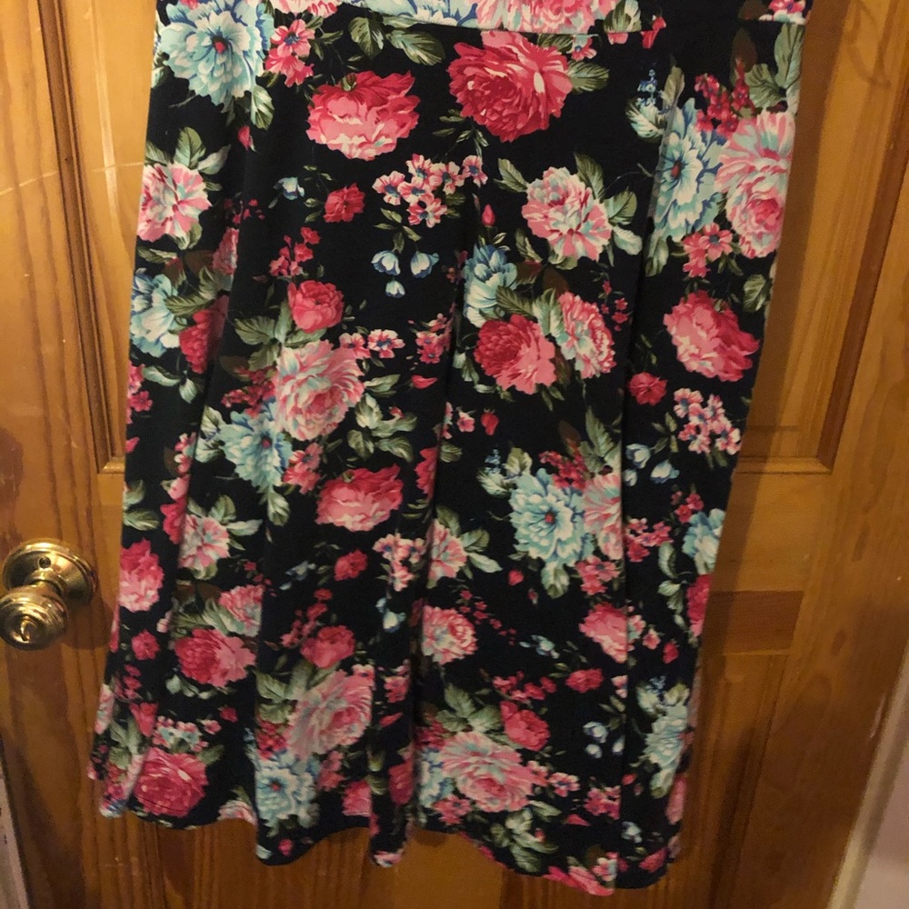 Floral mid length skirt size M